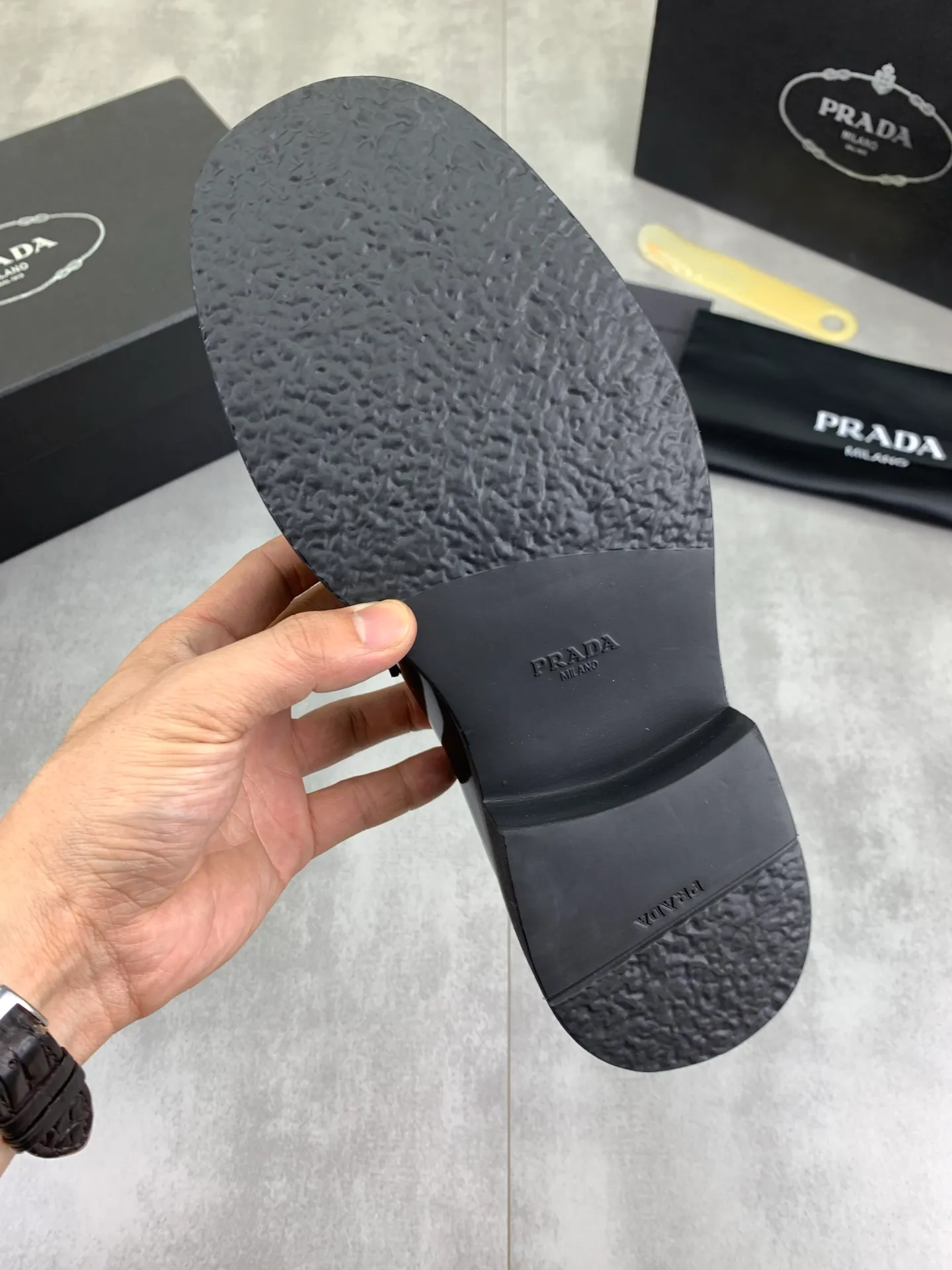 Factory price P840 💰Original quality, top version🔱 ＰＲＡＤＡPrada. Men's business casual leather shoes, top quality cow leather. 1:1 shipment ⬆️Luxurious and noble, all made of imported original first-layer fine suede cowhide, just to create a more comfortable wearing experience. Upper: original comfortable open-edge bead-rubbed calfskin ➕Top imported water-dyed full cow lining, original high-end lightweight and comfortable TPU combination bottom ✔️Code number: 39-44 (38 45 Can be customized)